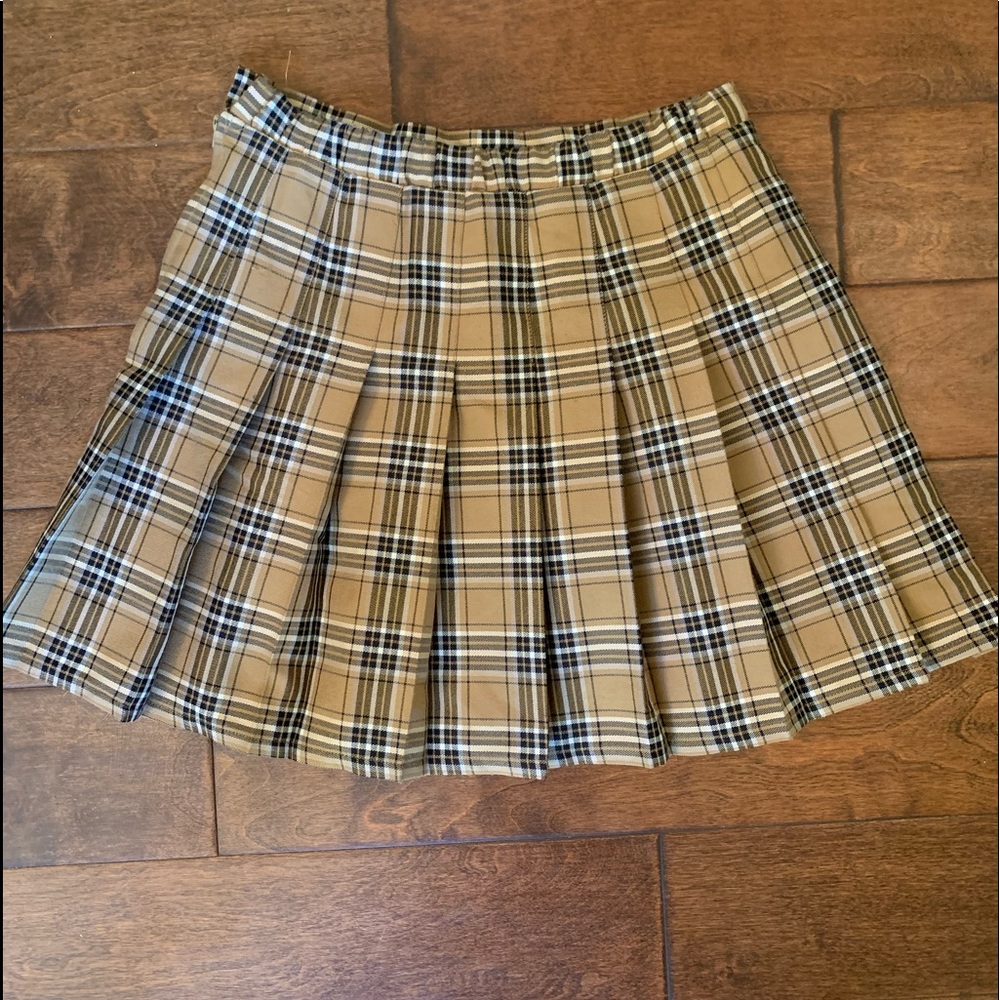 Tan and black plad pleated skirt.